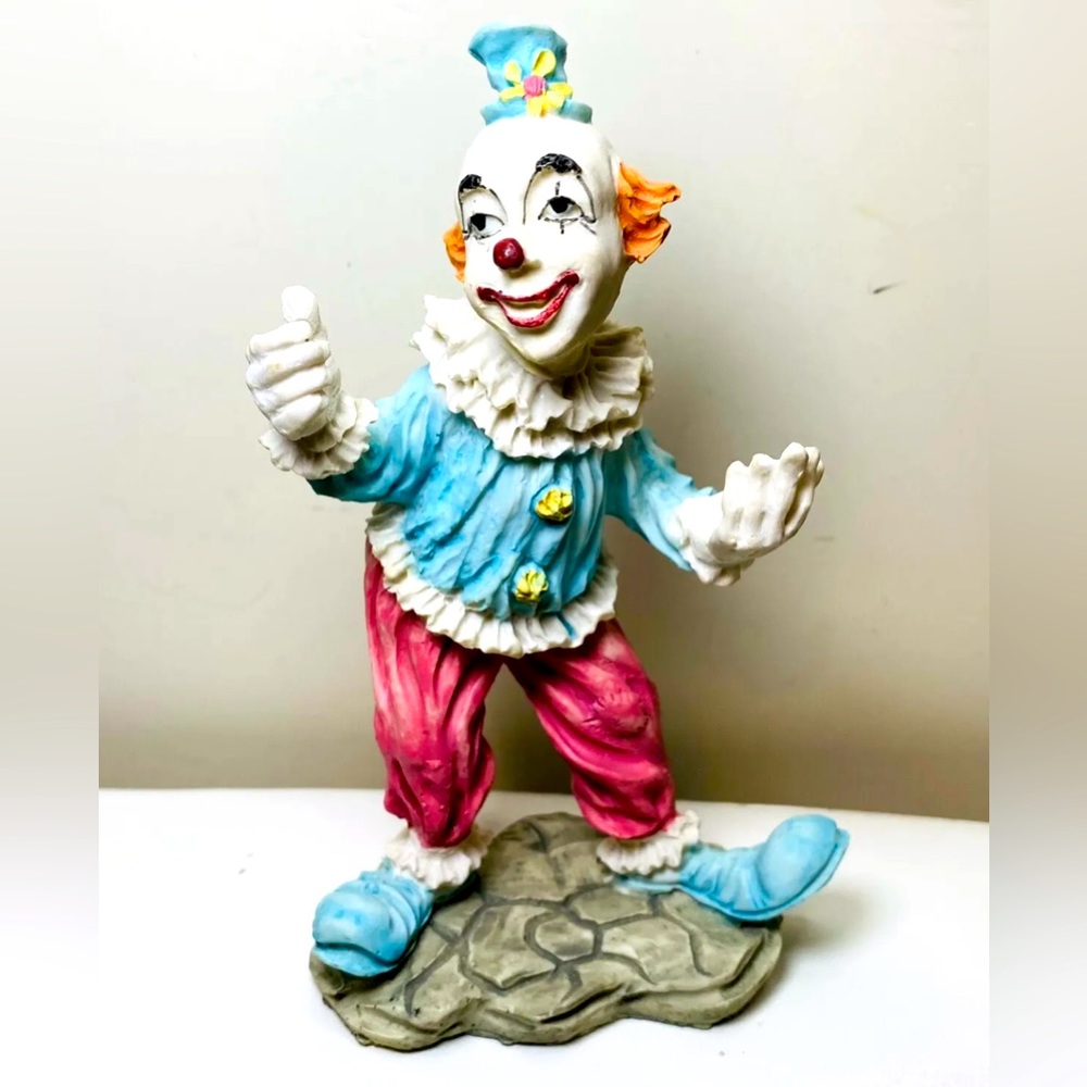 Vtg 1970s Style 6” Resin Clown w/Top Hat Pretty Pale Colors Light Pink & Blue